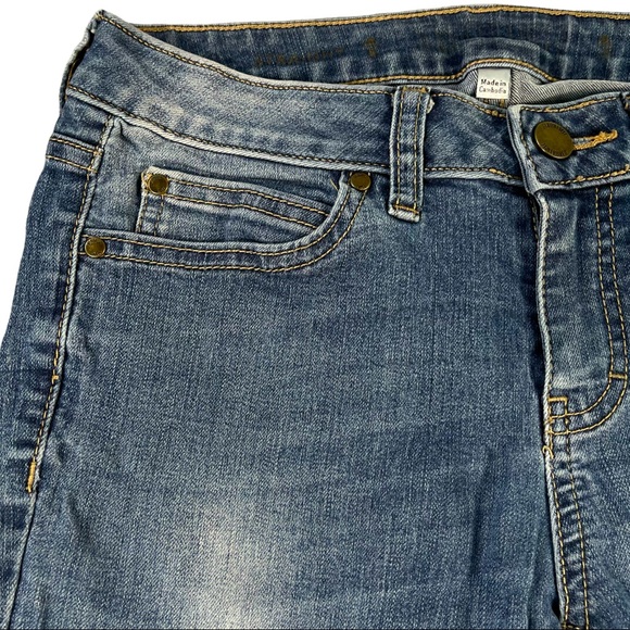 Jennifer Lopez size 2 medium wash straight leg jeans, some distressing, like new - Picture 3 of 13